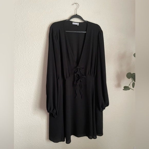 ASOS DESIGN Curve Long Sleeve Tie Front Mini Tea Dress 24 Black - Picture 1 of 11